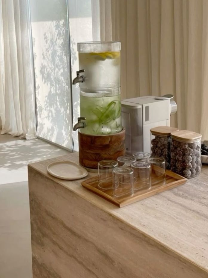 Station de boissons avec eau aromatisée, café et verres dans le club de sport premium HPO Paris 3e