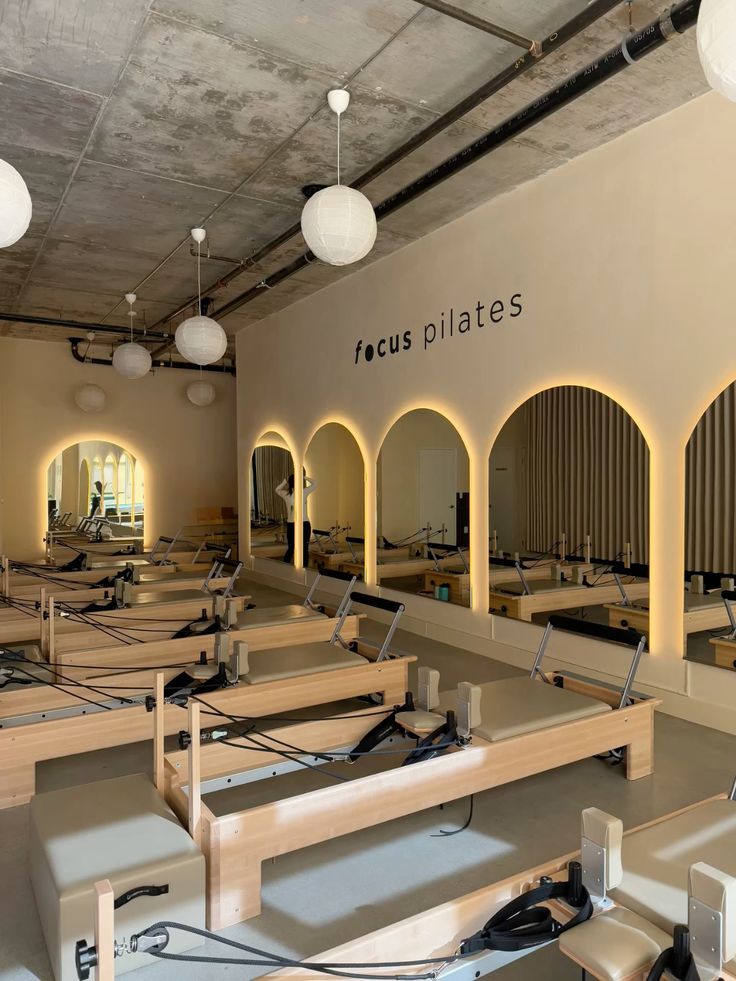 Espace musculation avec haltères, banc et miroirs dans le club premium HPO Paris Le Marais