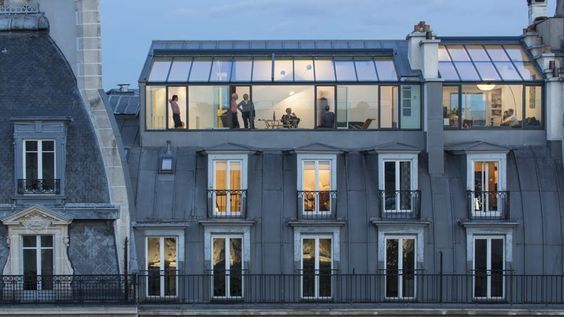Bâtiment parisien mêlant architecture traditionnelle et extension moderne, représentant l’identité premium du club HPO Paris Le Marais