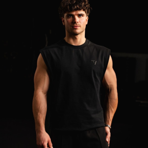Lucas Moretti, coach musculation HPO, présentant la tenue sportive premium du club.