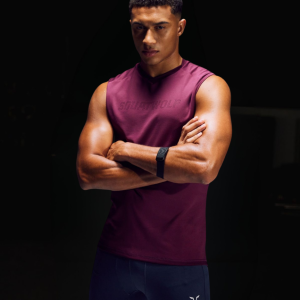 Adam Lefèvre, coach musculation HPO, en tenue fitness premium lors d’une séance de renforcement.