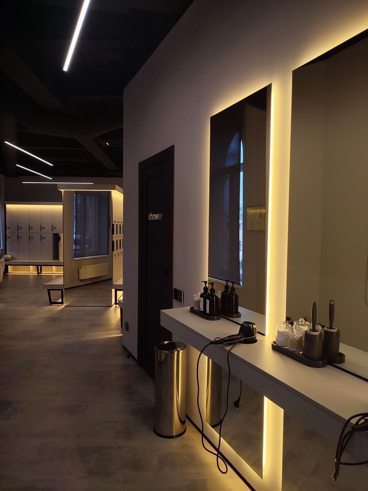 Vestiaires modernes et éclairage premium dans le club de sport HPO Paris Le Marais