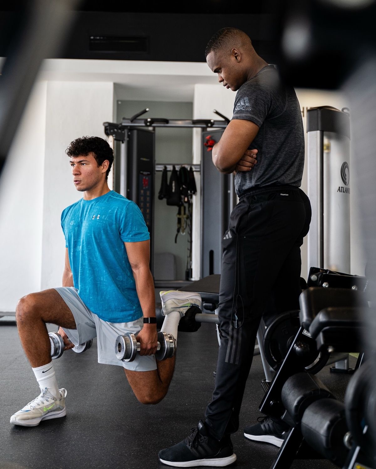 Exercice de musculation guidé avec coach dans le club HPO Paris Le Marais