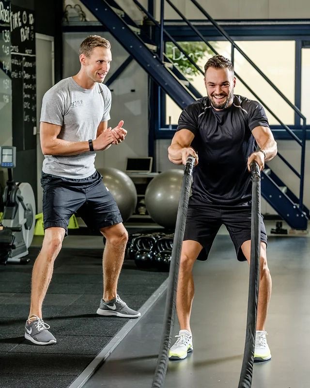 Séance de musculation dynamique avec battle ropes et coach dans le club HPO Paris Le Marais